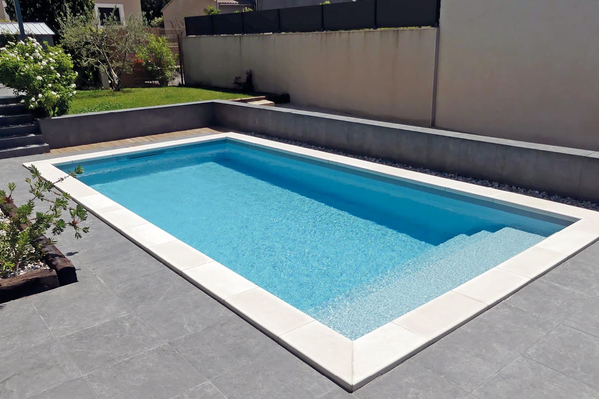 Piscine aux abords d'une terrasse arborée