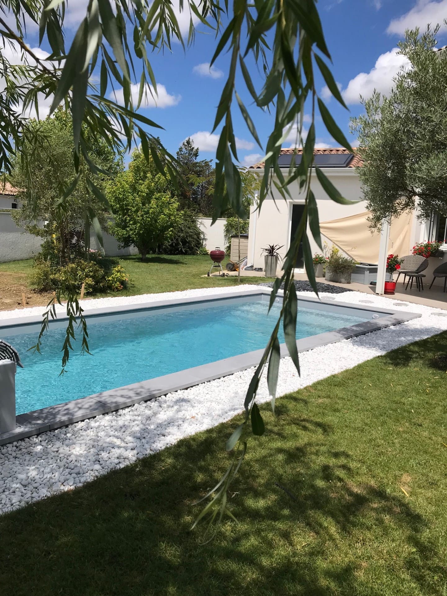 Installation de piscine dans un jardin arboré