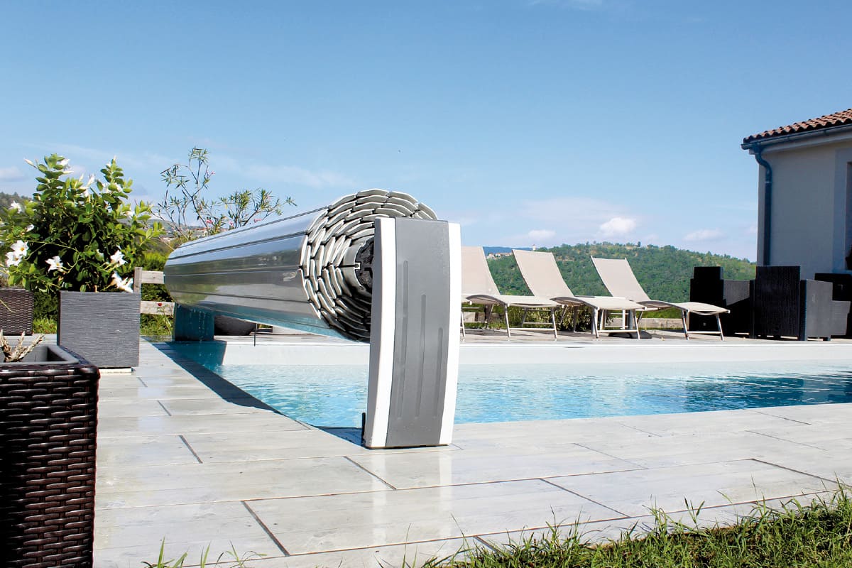 Piscine creusée avec une bâche pour la couvrir